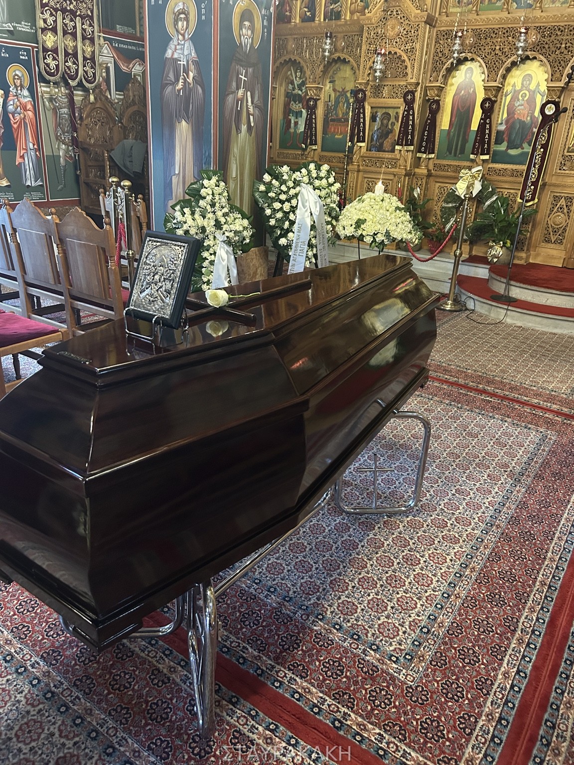 Φέρετρο επιλογής 8 από το Γραφείο Τελετών Σταυρακάκη